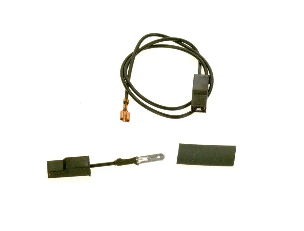 Bosch Adapterkabel mit einem schwarzen Kabel, einem Stecker und einem metallischen Verbindungselement. Ein schwarzes flaches Stück Kunststoff ist ebenfalls vorhanden.